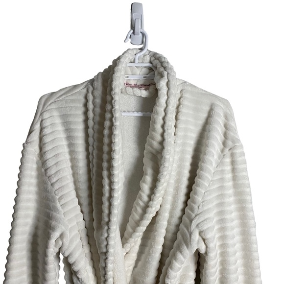 La Vie En Rose Women's Ivory Plush Ribbed Robe - Picture 2 of 8